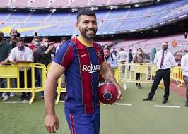 اغويرو الى برشلونة رسميا.قد لا تكون هي الصفقة التي تحلم فيها جماهير برشلونة، ولكن هناك مبالغة أيضا بانتقاد هذه الصفقة المجانية.خسر برشلونة العديد من النقاط. 7olqvc49hiivsm