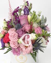 Ureaza un la multi ani! elegant, oferind buchete de flori si flori in cutii care se regasesc in colectia noastra speciala. Livrare Cutie Cu Mix De Flori Mov Roz