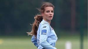 صور حسناء بولندية شابة تخطف الأضواء في ملاعب كرة القدم football girls rain jacket windbreaker