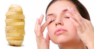 Image result for ‫سیب زمینی خام برای زیر چشم‬‎