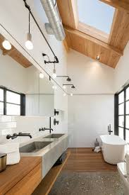 Interessante raumgestaltung mit indirekter beleuchtung in 2019. Auch Ein Bad Mit Dachschrage Eignet Sich Perfekt Fur Eine Holz Decke Minimalistisches Badezimmer Badezimmer Dachschrage Badezimmerlampen