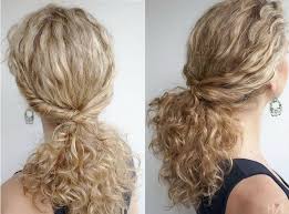 Schulterlanges Lockiges Haar Zu Einem Pferdeschwanz Binden Naturlocken Frisuren Naturlocken 40er Frisuren