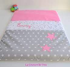 couverture bebe personnalisable pluie d etoiles blanc gris et etoiles rose lacouturebytitia housse matelas matelas a langer etoile rose