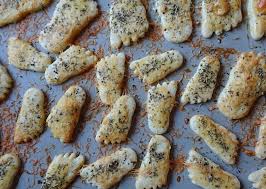 Herzhafte Platzchen Wie Die Kasefusse Sind Eine Tolle Kleinigkeit Auch Bei Bier Und Wein Kasefusse Fingerfood Rezepte Essen
