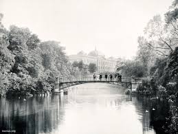 Stahlbrucke Im Hamburger Botanischen Garten Im Hintergrund Das Klassizistische Hauptgebaude Der Ober Zolldirektion 22 Hamburg Stahlbrucke Botanischer Garten