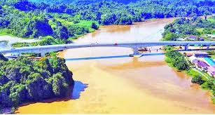 Sungai ini terbagi menjadi dua, yaitu sungai sarawak kanan dan sungai sarawak kiri. Tujuh Jambatan Hubungkan Pesisir Sarawak Sarawakvoice Com