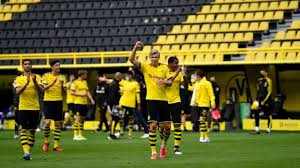 Revierderby zwischen schalke 04 und borussia dortmund könnte vorerst das letzte sein. Fist Bumps And Masks Borussia Dortmund Rout Schalke 4 0 On Bundesliga Return Football News India Tv