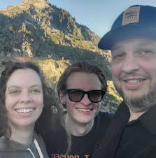 Anyone down to run zombies? Tried of ppl leaving the game