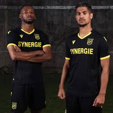 Découvrez le nouveau maillot de nantes de football : Macron Pour Les Nouveaux Maillots De Foot Fc Nantes 2021