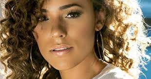 Roberta Almeida's Instagram, Twitter & Facebook