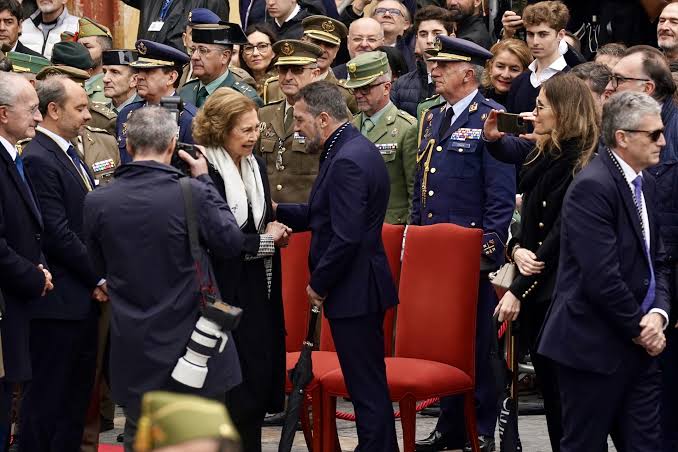 El emocionante abrazo de la reina Sofía con Antonio Banderas en la Semana  Santa de Málaga - Infobae