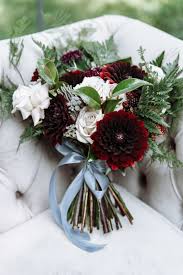 Es gibt kaum einen wunsch, den wir auf diesem gebiet nicht erfüllen können. Hochzeit In Bordeaux Rot Festliche Inspirationen Hochzeitskiste