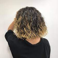 yamada hiromu on instagram 外国人風スパイラルパーマ ハイライトやブリーチしてる髪でもある程度傷んだ毛先を切らせて頂ければご覧の様な仕上がりに スパイラルパーマの所要時間は約3時間程かかります ご予約 パーマ スパイラル