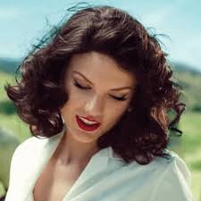 Lorelai sieht aus wie Taylor Swift. Sowohl von den Gesichtszügen als auch  von den Manierismen her. : r/GilmoreGirls