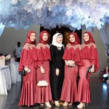 Model baju gamis model baju terbaru kali muslim remaja seperti diatas, terkesan straightforward tapi modis. Foto 10 Inspirasi Baju Bridesmaid Yang Kekinian Untuk Hijabers