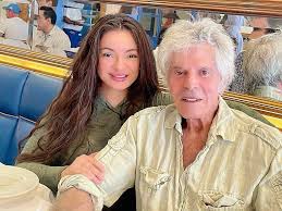 Jorge Rivero, it has been a pleasure having breakfast next to you, an honor  to have met you, congratulations on your successful career, may God bless  you with much more always, looking