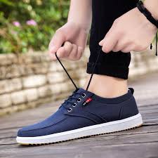 Ia adalah kasut kaki berwarna langit untuk lelaki dengan tali tambahan. Trend Fashion Lelaki Terkini