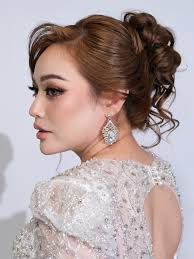 INTON for JB Master Bridal Class . Dress @emy_woo Hairstylist @by_emmielee  Vanue Hotel Avanue JB . . Book your slot now #Makeuppengantin #makeupnikah  #makeupsanding #makeuptunang #MuaRawang #Muakl #MuaSentul #MuaGombak  #Muatunang #Muanikah #MuaSanding #