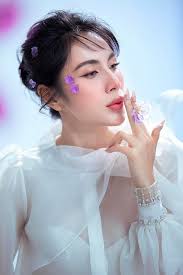 Mẹ chồng khóc, dân làng ầm ầm kéo đến hỏi tin vợ chồng Thủy Tiên ly hôn,  giờ sống sướng trong biệt thự đắt giá