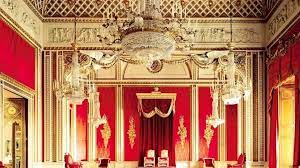 Na zdjęciu pałacu buckingham od wewnątrz można oglądać luksusowy królewski wystrój pokoi i wnętrze. Wycieczka Wewnetrzna Po Palacu Buckingham Z Royal Walking Tour