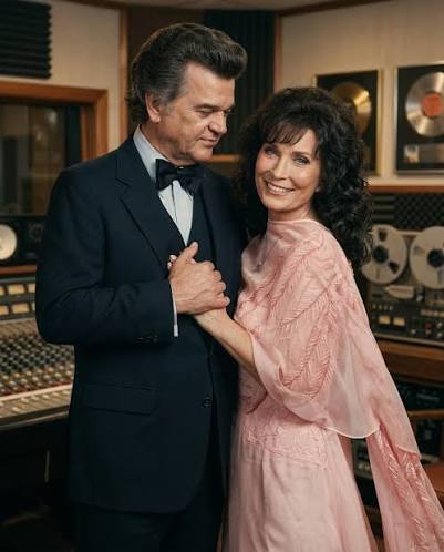 30 YEARS AGO, TWO VOICES SAID GOODBYE WITHOUT SAYING A WORD. Thirty years ago, Conway Twitty and Loretta Lynn stood close, like they always did. No speeches. No big goodbye. Just two
