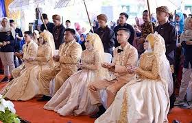 Tidak salah pilih istriupdate setiap hari jam 7 malam~putrimu kerjanya makan tidur. Viral Ibu Bersama 3 Putrinya Nikah Bareng Di Lapangan Bola Rajadesa Ciamis Bagian 1