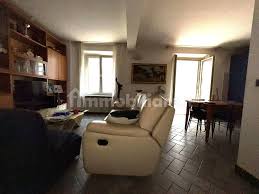 Vendita Appartamento Langhirano. Trilocale in via Gino Canetti 6. Ottimo  stato, primo piano, con balcone, riscaldamento autonomo, rif. 113570099