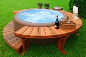 le jacuzzi exterieur le bien etre au jardin ou sur la terrasse guide piscine fr jacuzzi exterieur construire une piscine terrasse jacuzzi