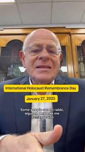 Al abrir el arca sagrada nos...