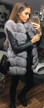 Et l'associer à de la fourrure devient incontournable pour faire face au froid de canard de l'hiver. Fall Outfits Black Leather Jacket Grey Fur Vest Black Boots Skinny Jeans Mode Mode Tendance Mode Hivernale