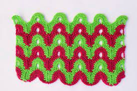 Combinar dos colores en el tejido con dos agujas puede resultarte una hermosa solución para dar vida a tus prendas y utilizar esos ovillos que te sobraron de otros esta combinación de colores, que asemeja un tablero de ajedrez, no solo es muy bonita sino que también, es bastante simple de realizar. Puntada De Dos Colores