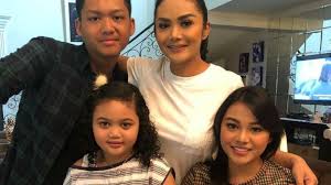 Di momen pernikahan aurel dan atta memakai beskep dan celana panjang putih, dan masker. Krisdayanti Tak Tahu Pernikahan Aurel Dan Belum Kenal Atta Halilintar Republika Online