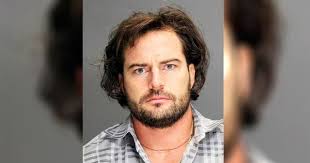 Caso de filho que matou a própria mãe e tirou 277 fotos ao lado de seu  corpo vai virar doc. Entenda