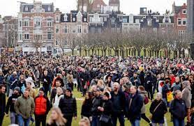 Violent protests have erupted in the netherlands for the third night in a row, with rioters setting fires and clashing with police in defiance of strict coronavirus lockdown measures. Dutch Police Clash With Protesters Denouncing Lockdown Measures The New York Times