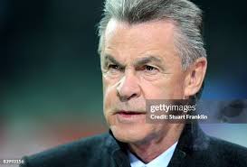 Thomas Schaaf , trainer of Bremen and Jose Mourinho, trainer of Milan...  News Photo