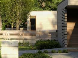 Machen Sie Ihren Gartenzaun Aus Holz Wetterfest Nutzliche Pflegetipps Zeitgenossische Landschaften Gartenzaun Holz Modernes Zaun Design