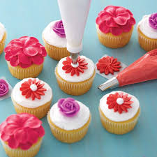 Or remove the tray and carry up to a 9 x 13 inch decorated cake on the sturdy locking base. Ultimate Cake Decorating Tools Set Wilton