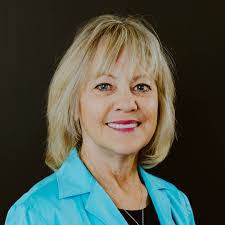 Anna Swisher's Instagram, Twitter & Facebook