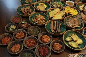 Jun 08, 2021 · setelah membuat sambal dan rasanya sesuai, siram ke atas bandeng yang sudah matang. Nyoos Beragam Sambal Enak Penambah Nafsu Makan Ada Di 5 Restoran Ini