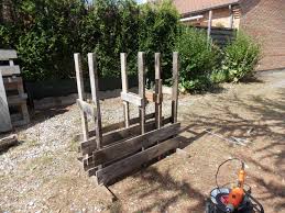 Bonjour a tous, dans cette vidéo je vous montre comment fabriquer un tréteau en bois de palette avec une palette et un bout de chevron. Chevalet De Sciage En Palettes Construction Pas A Pas