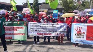 Informasi yang anda cari adalah gaji pabrik sepatu jepara. Buruh Pabrik Sandal Di Gresik Terancam Phk Subsidi Upah Dari Bupati Gresik Gus Yani Tak Terserap Surya