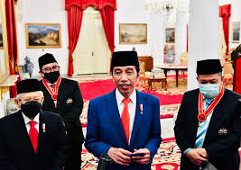 Ada 5 foto yang diunggah oleh fadli zon. Fadli Zon Dan Fahri Hamzah Dapat Penghargaan Dari Presiden Suara Surabaya