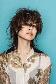 この画像は 個性派な女性になりたい ミディアムウルフ 大特集 の記事の画像です グランジヘアー 個性的 ヘアスタイル おしゃれ ヘアスタイル