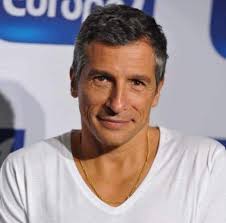 Propos tenus par Nagui sur la tauromachie : Vous allez peut-être vous dire  que, de toute façon, il vaudrait mieux se préoccuper du sort des humains  avant celui des animaux mais, même