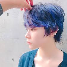 choさんはinstagramを利用しています ルナの月一のヘアスタイルおまかせday 今回は毛先に残ったブリーチを生かして バイオレットのカラーを 白い肌とショートカットスタイルにアクセントを メンズライクな高めウェイトショートは ショートカット 髪 色