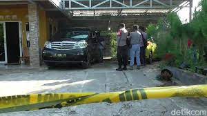 Sehingga, dia mengalamatkan rasa kesalnya pada orang lain yang kebetulan berada di tempat yang sama, yakni ibu dan anak yang kemudian jasadnya ditemukan di bagasi mobil. 56ox40lbstqcvm
