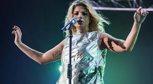 Born in florence, has always lived in aradeo in the province of lecce. Emma Marrone Im Konzert Im Palapartenope In Neapel Fur Die Being Qui Tour