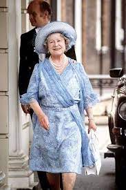 The Queen Mother In A Pastel Blue Outfit Outside Clarence House On Her 83rd Birthday 4 August Elizabeth Queen Of England Queen Elizabeth Rose Queen Elizabeth
