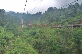 Katanya masa dia jalan nak menuju ke van mereka dia ada. Naik Kereta Gantung Di Genting Highlands Alamasedy