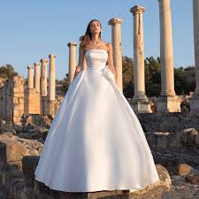 With our taffeta ballgown dresses , you will feel sleek and modern at your dream wedding venue. Charming Satin Ball Gown Wedding Dresses Plus Size Sexy Strapless Sleeveless Bow Bridal Gowns Puffy Floor Length Wedding Dress From Greatvip 105 81 Dhgate Com